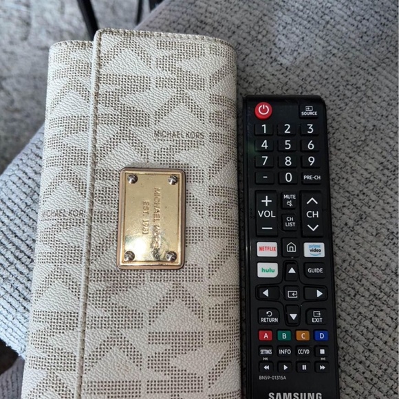 Micheal kors large wallet !! - Picture 9 of 10